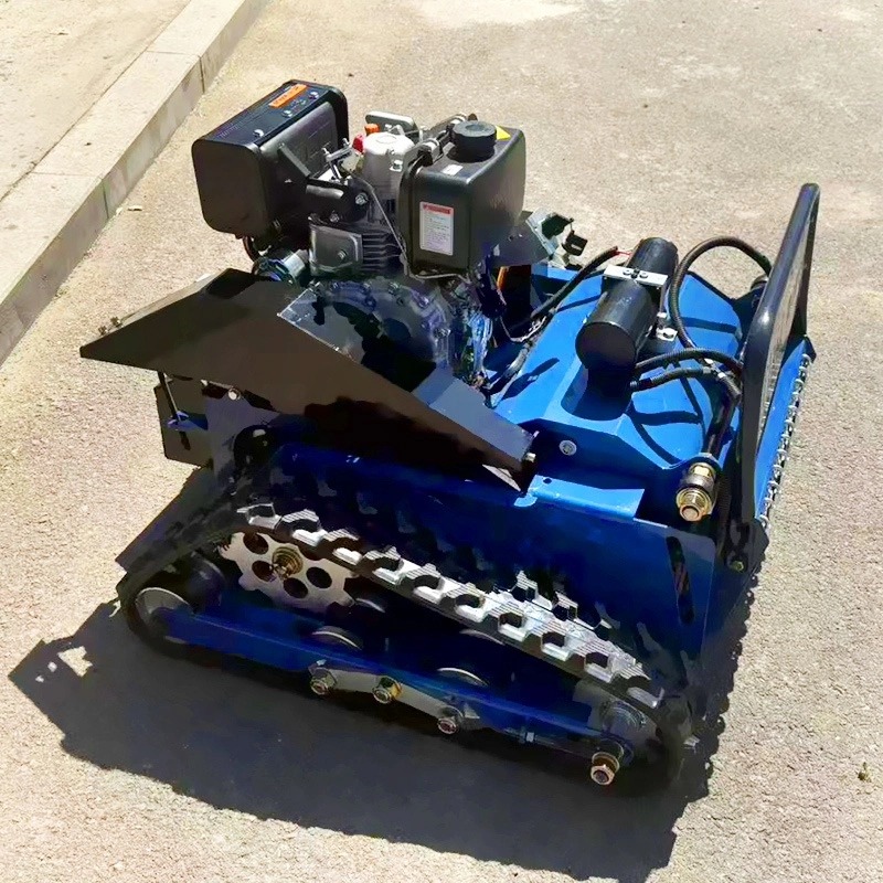 une machine de désherbage polyvalente pour tous les terrains : la débroussailleuse à fléaux sur chenilles.
